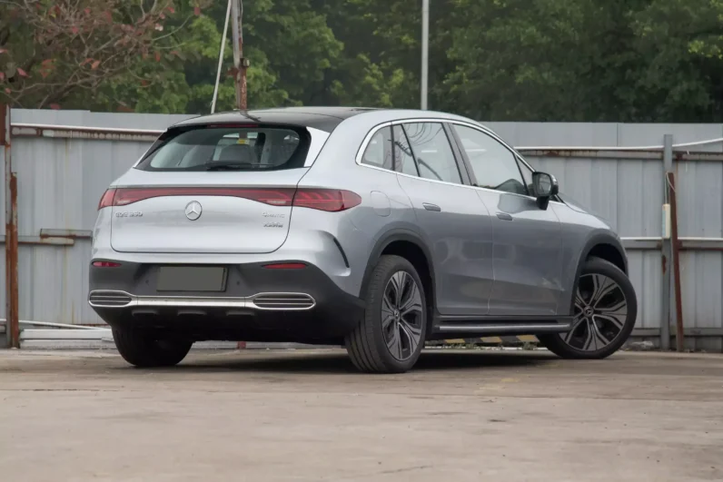 
								Mercedes-Benz EQE SUV full									