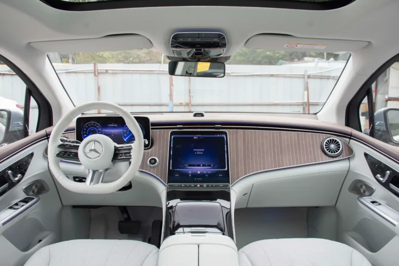 
								Mercedes-Benz EQE SUV full									