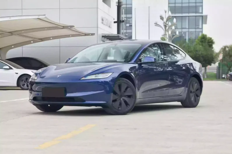
								Tesla Model 3 full									