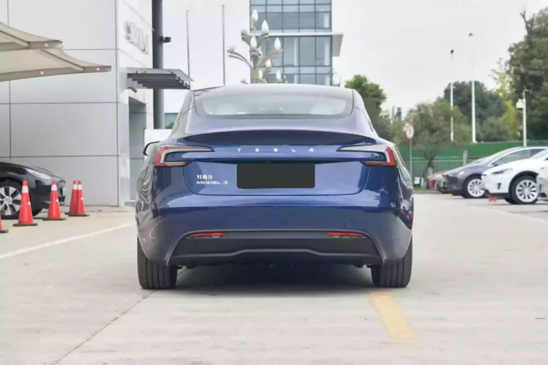 
								Tesla Model 3 full									