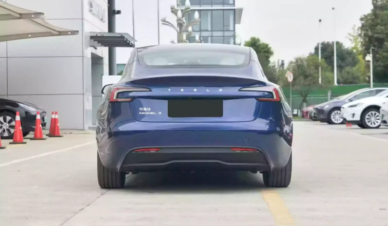
								Tesla Model 3 full									