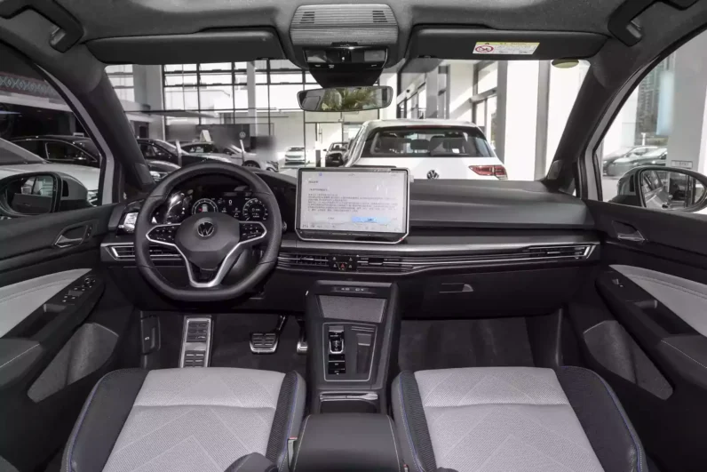 
								Volkswagen Golf full									