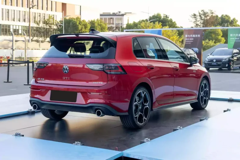 
								Volkswagen Golf GTI full									