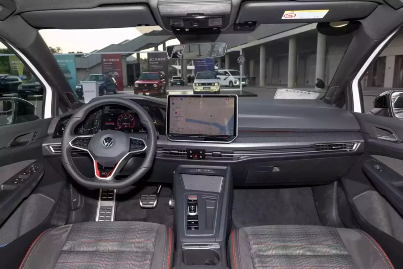 
								Volkswagen Golf GTI full									