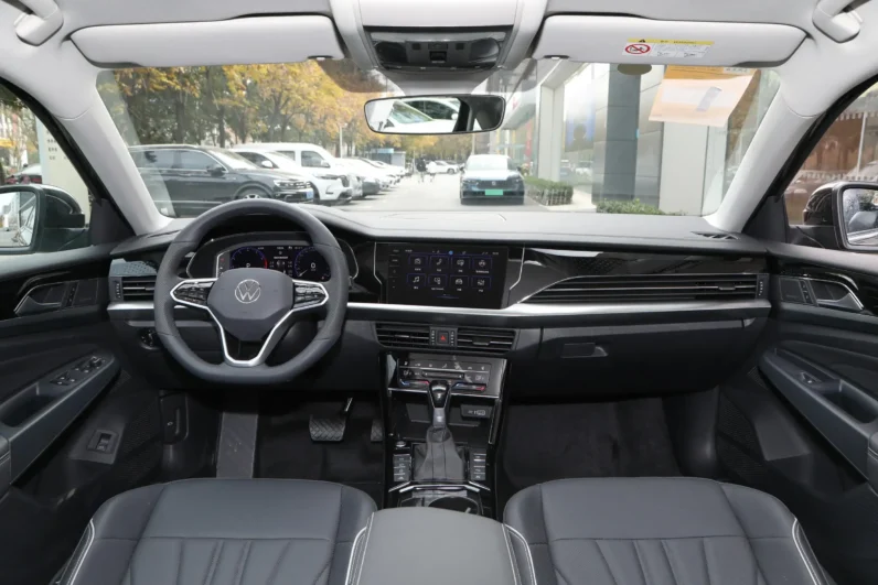 
								Volkswagen Passat 2024 full									