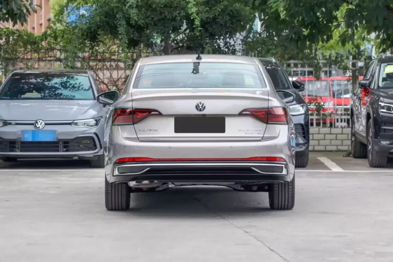 
								Volkswagen Sagitar full									