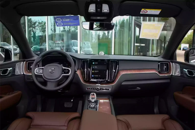 
								Volvo XC60 PHEV full									